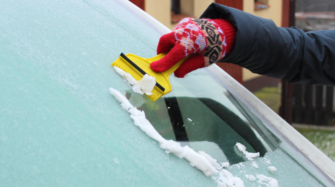 Ice_scraper_windscreen_car